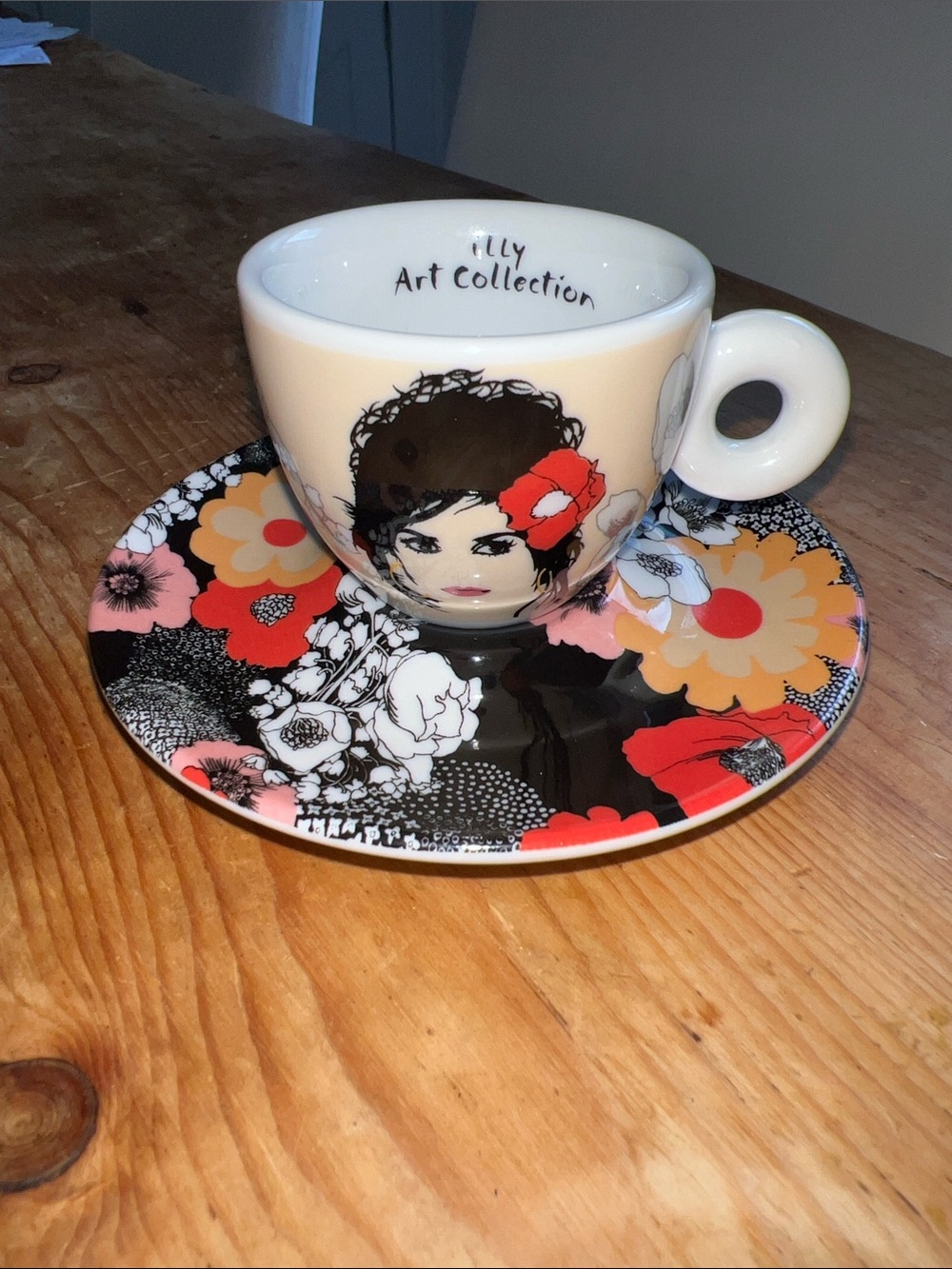 Rare Volver espresso cup and saucer 2009 illy Art designed by Pedro Almodóvar.